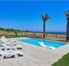 3 bedroom villa with infinity pool and jacuzzi, Scopello, sleeps 5-6